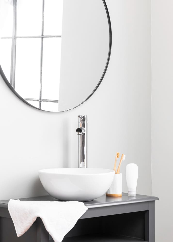 ejemplo de baño moderno pequeño con espejo
