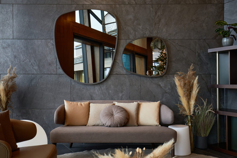 salón moderno espejos forma irregular