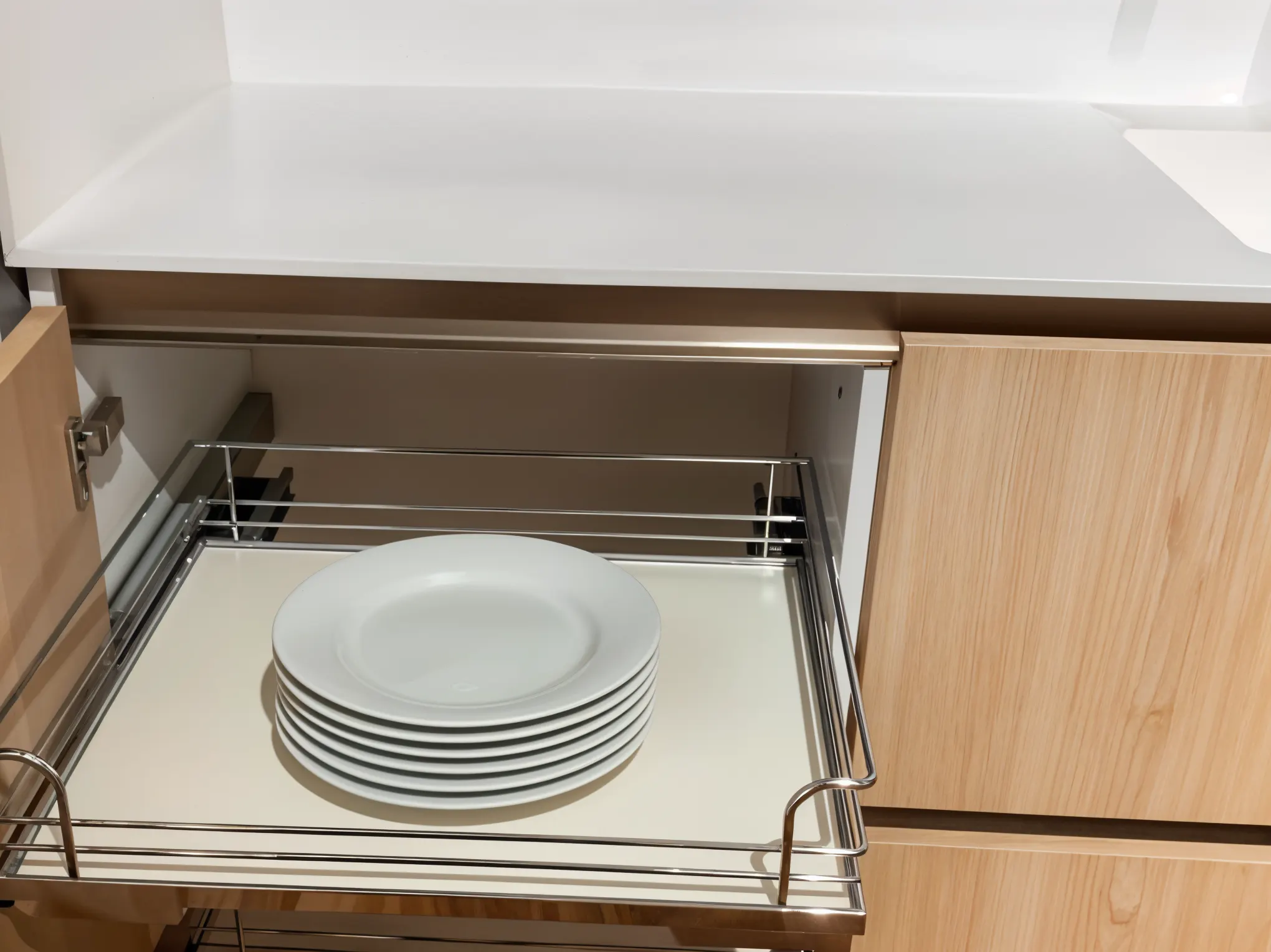 Cocina blanca de madera: Cajón extraible