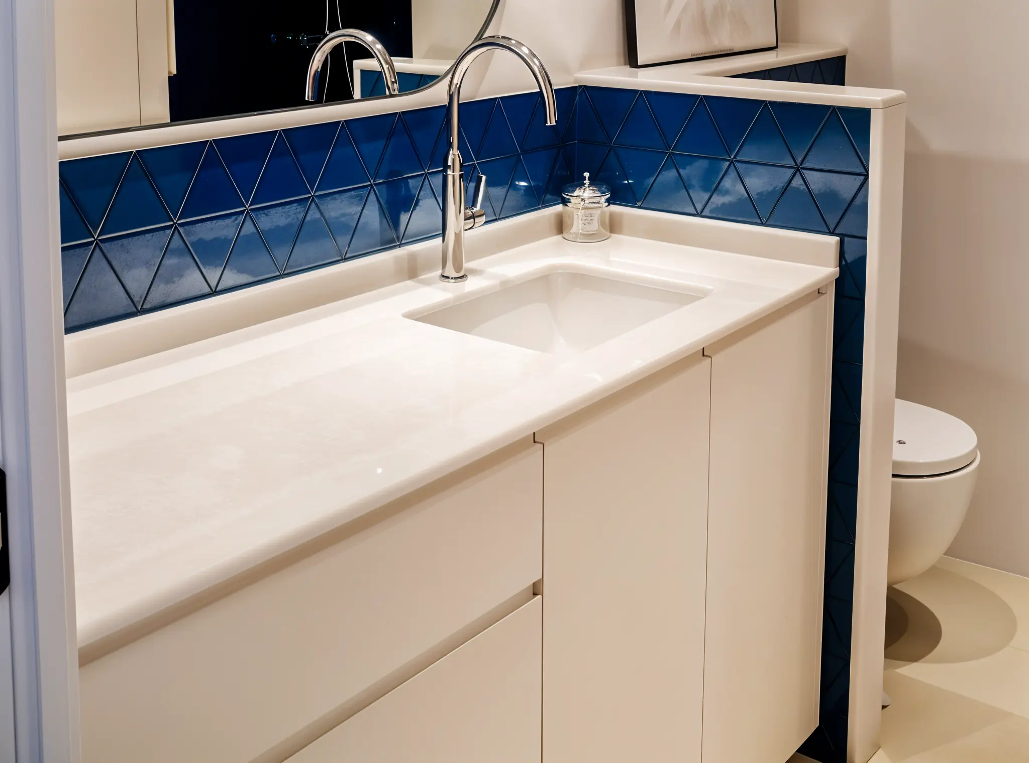 Baño azul y blanco