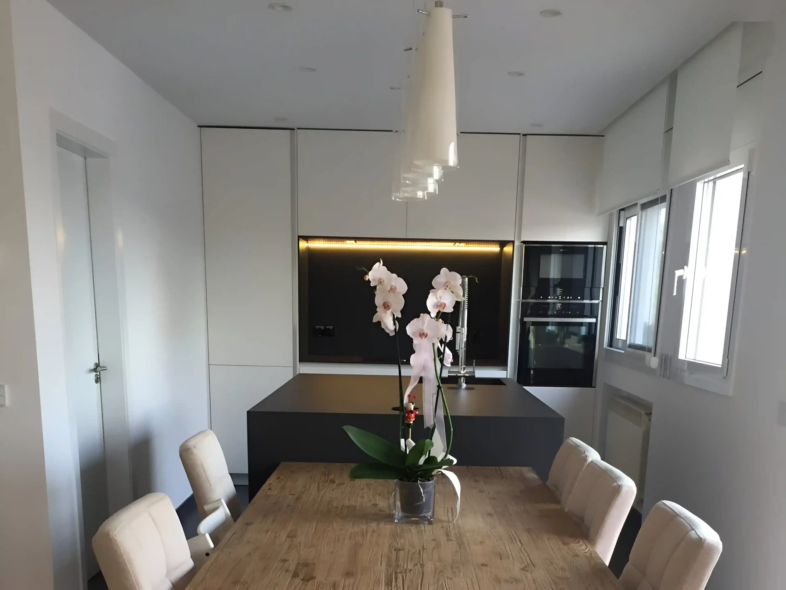 cocina-con-isla-y-mesa-integrada