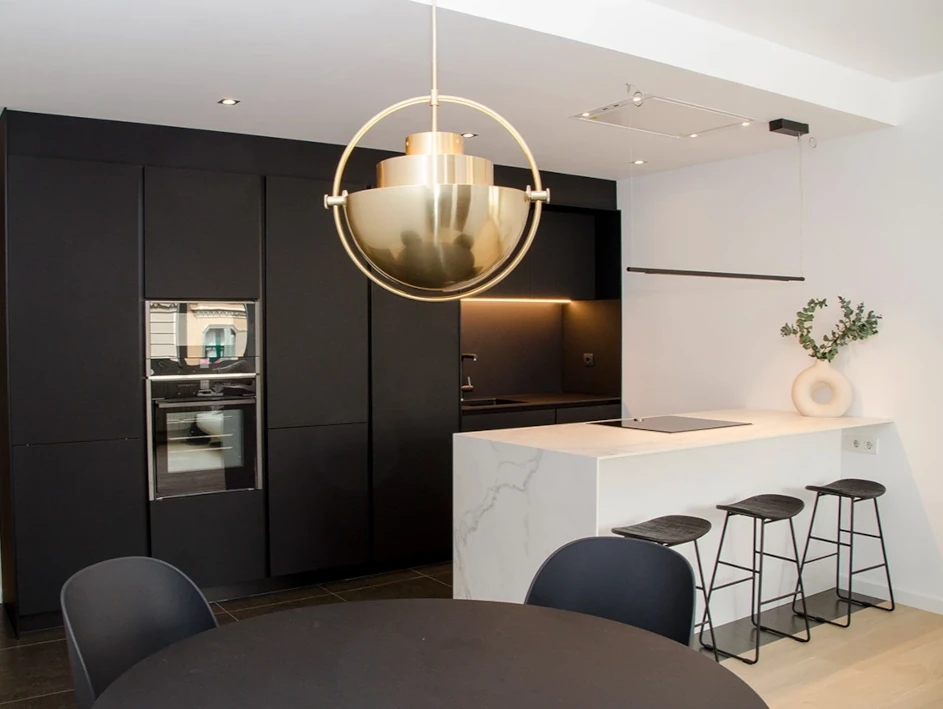cocina-oscura-contraste-blanco