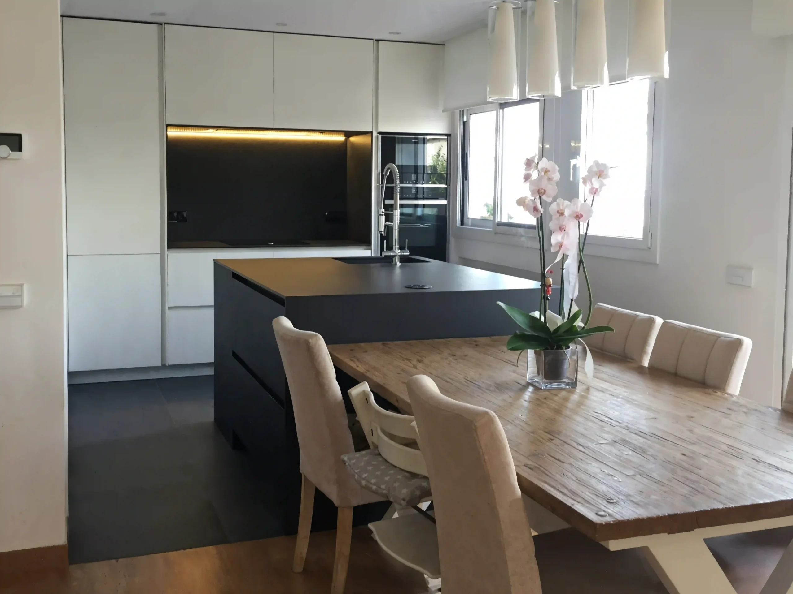 isla-cocina-con-mesa