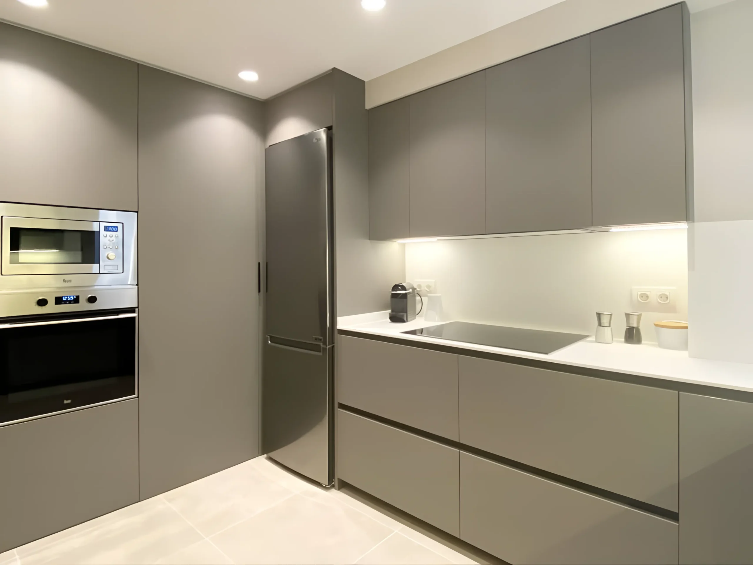 cocina-gris-pequena